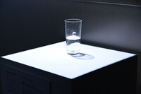 「水に対する恐怖心」の展示より、水が滴るコップ