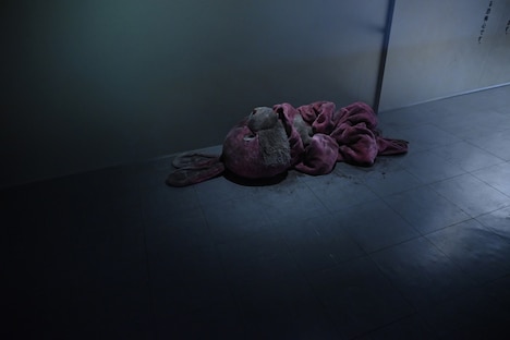 「着ぐるみに対する恐怖心」の展示より、放置された着ぐるみ