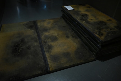 「汚れに対する恐怖心」の展示より、通路に敷き詰められた畳