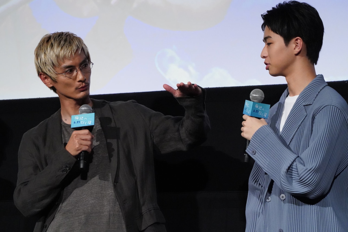 原田琥之佑（右）に「以前の身長はこのくらい？」と成長具合を確認する高良健吾（左）
