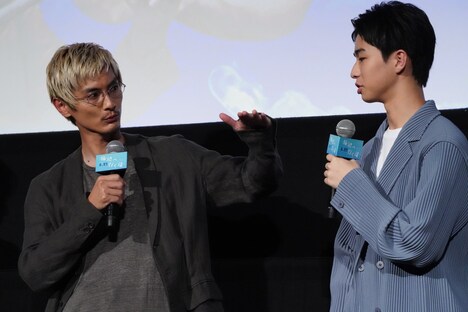 原田琥之佑(右)に「以前の身長はこのくらい?」と成長具合を確認する高良健吾(左)