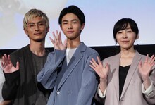 左から高良健吾、原田琥之佑、麻生久美子