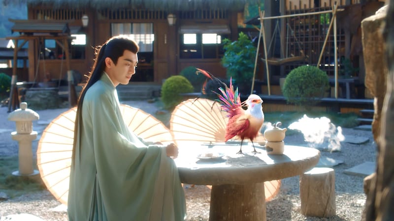 左からケニー・リン（林更新）演じる行雲（シンユン）、鳳凰のヒナの姿になってしまった沈璃（シェン・リー）