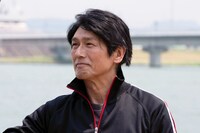 横田真之（演・高橋克典）