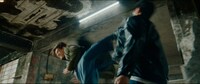 香港映画「スタントマン 武替道」より、フィリップ・ン演じるワイがハイキックする様子