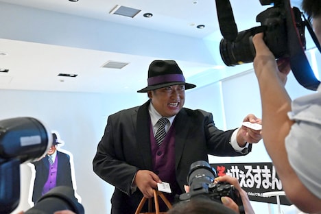 報道陣に名刺を配り歩く秋山竜次