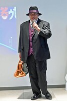 黒ずくめのスーツ姿で登場した秋山竜次