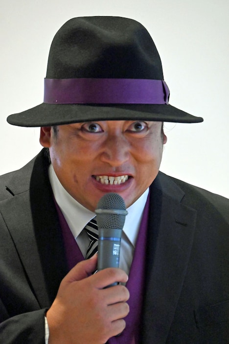 質問する記者ににじり寄って話を聞く秋山竜次