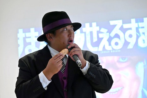 ドーン！のための指サックを持って話す秋山竜次