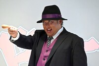 1人ひとりにカメラ目線を決める秋山竜次