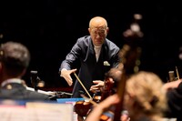 オーケストラを率いる久石譲