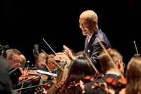 オーケストラを率いる久石譲