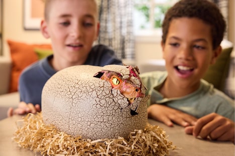 「うまれて！ウーモ ジュラシック・ワールド T-レックスエッグ」の誕生を、そわそわしながら見守る子供たち