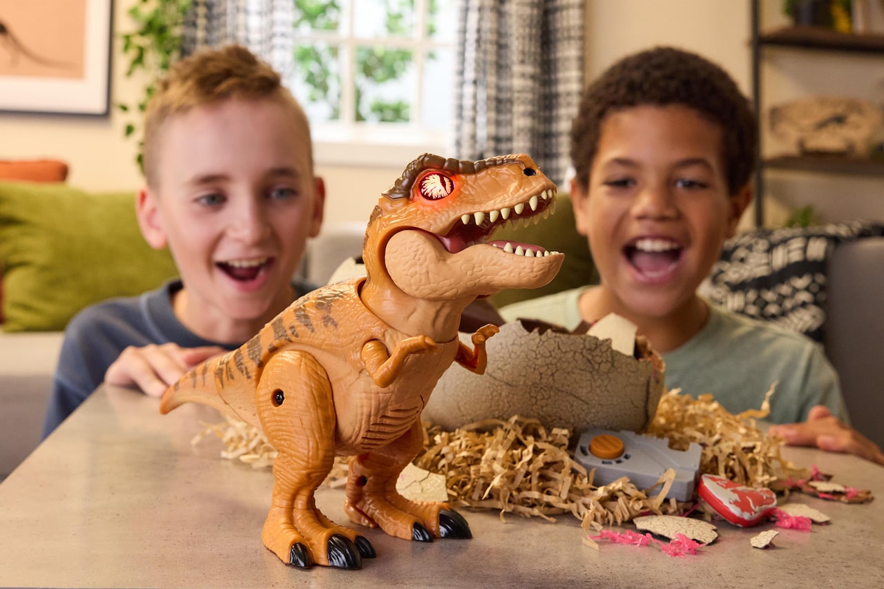 卵の殻が割れて…恐竜爆誕！「ジュラシック・ワールド」育てて遊べるT-レックス