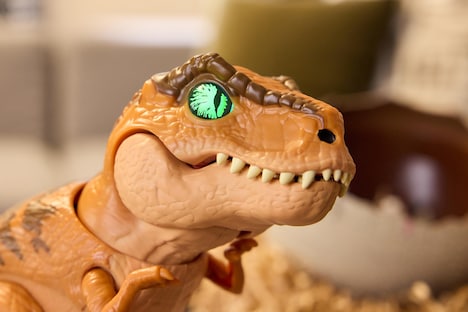 緑色の目で“穏やか”な状態の「うまれて！ウーモ ジュラシック・ワールド T-レックスエッグ」