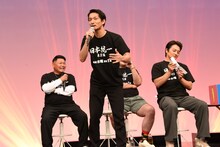 スピーディに展開していく質問コーナーに振り回される北代高士（中央）たち