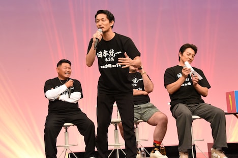 スピーディに展開していく質問コーナーに振り回される北代高士（中央）たち