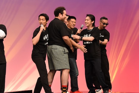 チーム氷室とチーム田村に分かれて行われたクイズゲームの様子