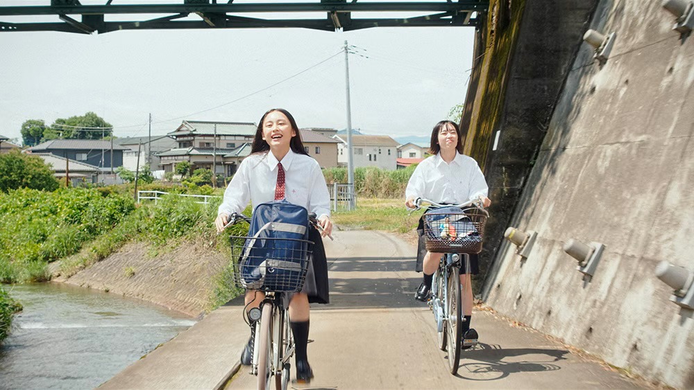 「川面に聴く」場面写真 ©2024 OASTBLUE