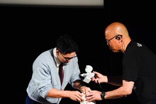 「おいしい給食」ファンミーティング「全校集会」より、賞品の“甘利田像”を用意する市原隼人（左）