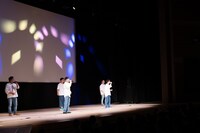 「おいしい給食」の主題歌「君の花」を歌唱する給食ボーイズ