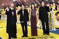 映画「8番出口」88m無限ループカーペットアライバルの様子。左から河内大和、二宮和也、小松菜奈、川村元気
