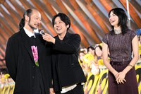 左から河内大和、二宮和也、小松菜奈