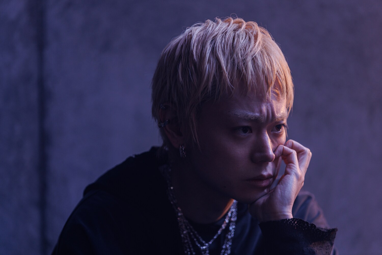 菅田将暉が率いるユニット捉えた「グラスハート」新写真、佐藤健と額を