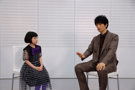 ドラマ「誘拐の日」TELASAオリジナルコンテンツ「豪華キャストに柚乃が直撃！ ゆのかいの日」より、永尾柚乃（左）と斎藤工（右）