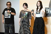 映画のグッズTシャツをアピールする楠大典（左）、吉川愛（中央）、松本若菜（右）