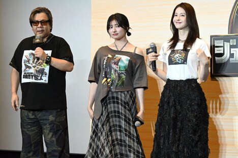 映画のグッズTシャツをアピールする楠大典（左）、吉川愛（中央）、松本若菜（右）