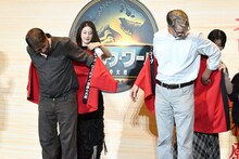 来日を記念し、法被を羽織るギャレス・エドワーズ（左）とデヴィッド・コープ（右）