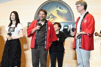 法被を着て「日本人になったみたい」と喜ぶギャレス・エドワーズ（中央）