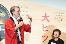 絵馬に書いた言葉「LIFE FINDS A WAY」の意図を解説するデヴィッド・コープ