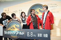 デヴィッド・コープ（左）に“恐竜ポーズ”を教える登壇者たち