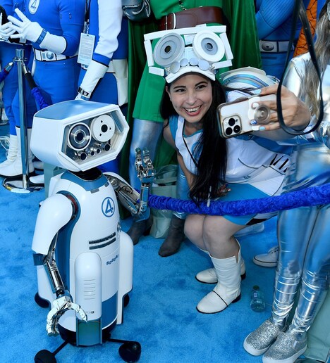 ファンと交流するハービー（H.E.R.B.I.E.）