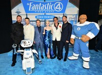 左からラルフ・アイネソン、ジョセフ・クイン、マット・シャクマン、ジュリア・ガーナー、ペドロ・パスカル、エボン・モス＝バクラック
