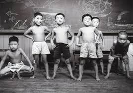 「絵を描く子どもたち」場面写真（資料提供：記録映画保存センター）