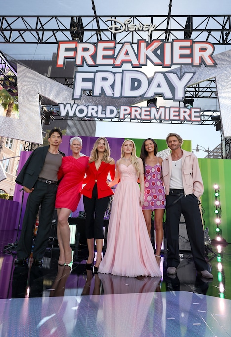「シャッフル・フライデー」ワールドプレミアにて、左からマニー・ジャシント、ジェイミー・リー・カーティス、ジュリア・バターズ、リンジー・ローハン、ソフィア・ハモンズ、チャド・マイケル・マーレイ