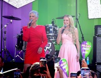 左からジェイミー・リー・カーティス、リンジー・ローハン