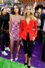 左からソフィア・ハモンズ、ジュリア・バターズ