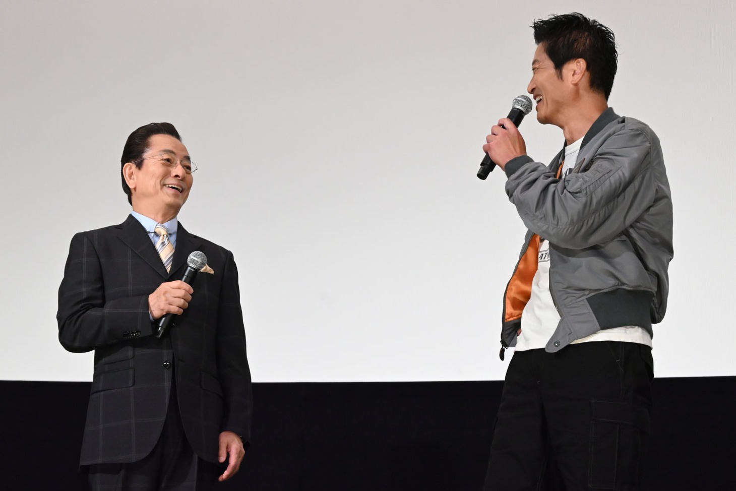 左から水谷豊、寺脇康文