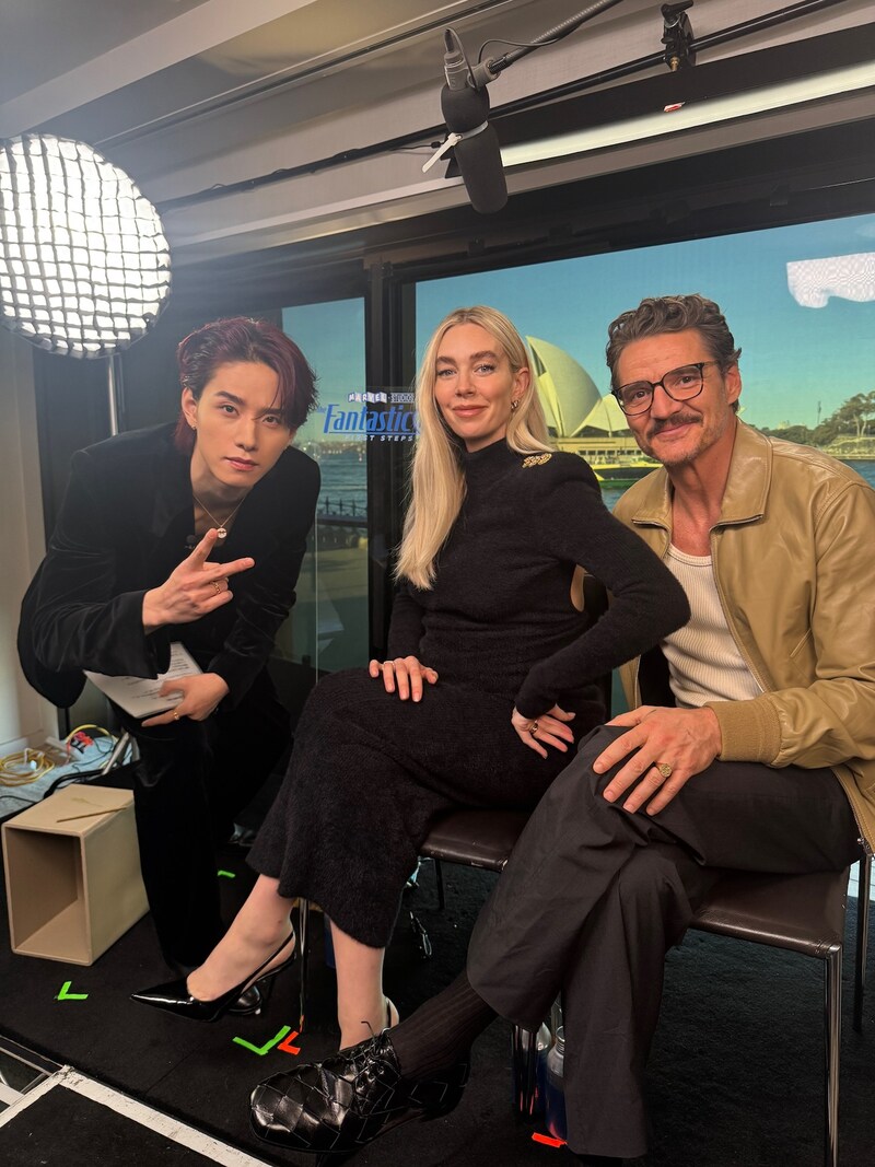 「はじめての英語で単独インタビュー」の様子。左から佐藤景瑚、ヴァネッサ・カービー、ペドロ・パスカル