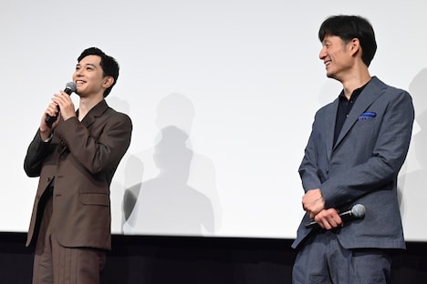 左から吉沢亮、李相日