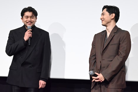 井口理（左）を温かく見守る吉沢亮（右）