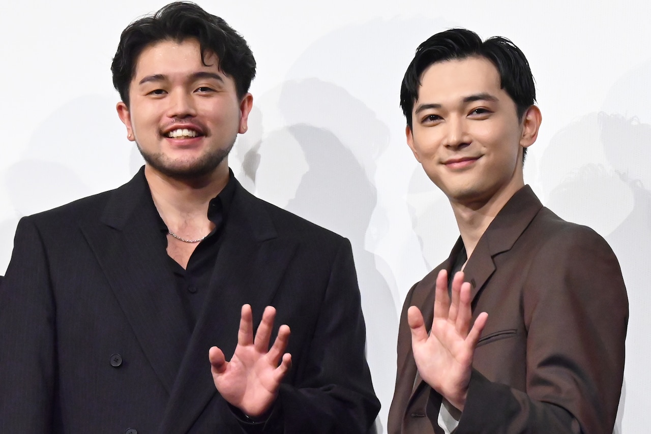 映画「国宝」の特大ヒット記念舞台挨拶に参加した井口理（左）、吉沢亮（右）