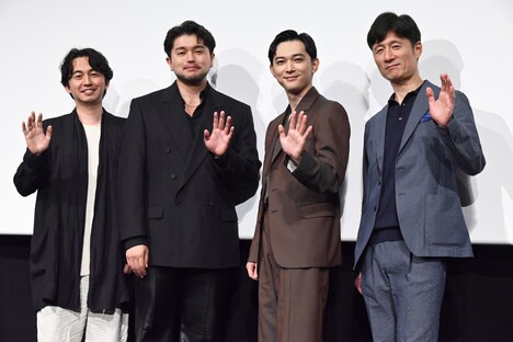 映画「国宝」の特大ヒット記念舞台挨拶。左から原摩利彦、井口理、吉沢亮、李相日