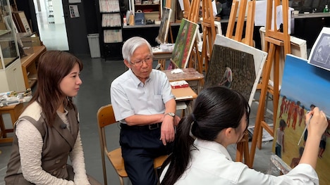 広島市立基町高等学校を訪れた吉高由里子（左）。同校では後世に原爆の悲惨さを語り継ぐため、生徒が被爆者と1対1で話し合い「原爆の絵」を完成させるプロジェクトに取り組んでいる