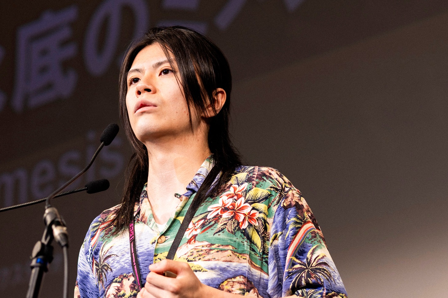 授賞式に出席した「水底のミメシス」の監督・茂木毅流