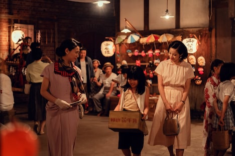 映画「遠い山なみの光」新場面写真より、（左から）二階堂ふみ演じる佐知子、鈴木碧桜演じる万里、広瀬すず演じる悦子